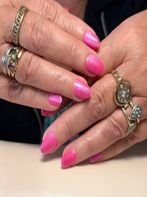 Rosa Maniküre mit glänzendem Farbverlauf