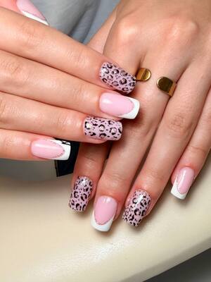 French Nails mit Leo-Print und zartrosa Basis