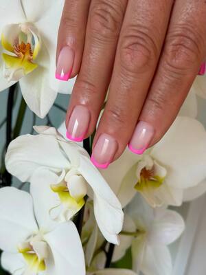 Pink French Maniküre mit natürlichem Nagelbett