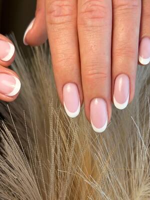 Natürliche French Maniküre in Rosé und Weiß